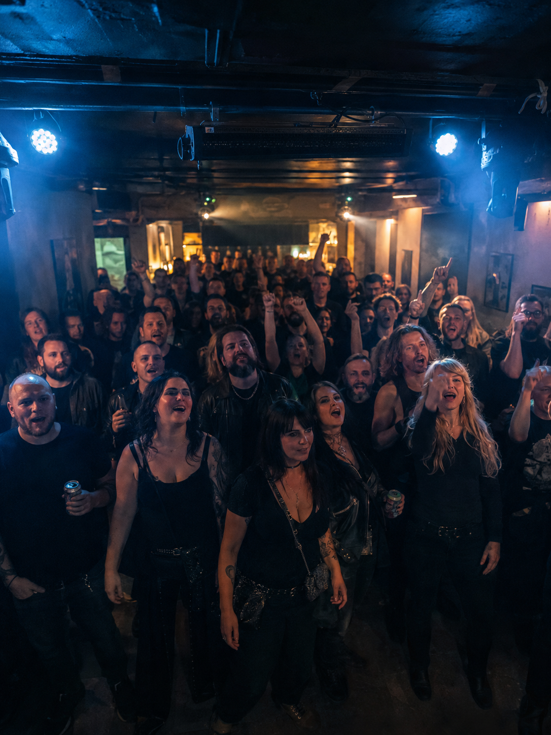KI-generert konsertbilde av publikum som rocker i et lite lokale, sett fra scenen