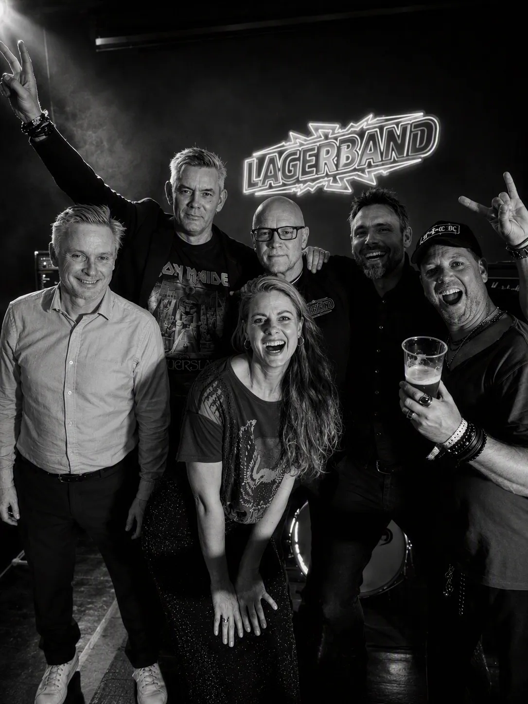 KI-generert konsertbilde av publikum som rocker i et lite lokale, sett fra scenen